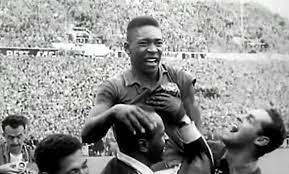 Pelé inventou o país do futebol aos 17 anos